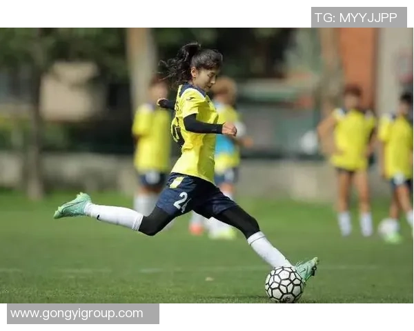 女足球星在赛场上展现非凡实力与风采成为全球关注的焦点彰显女性运动员的独特魅力