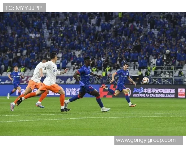 足球巨星乔装老头引发热议隐藏身份重返球场惊喜不断