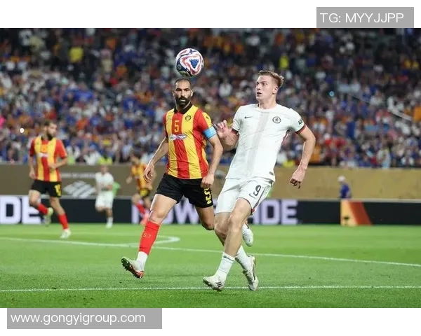 崭露头角的足球新星挑战世界舞台的巅峰梦想